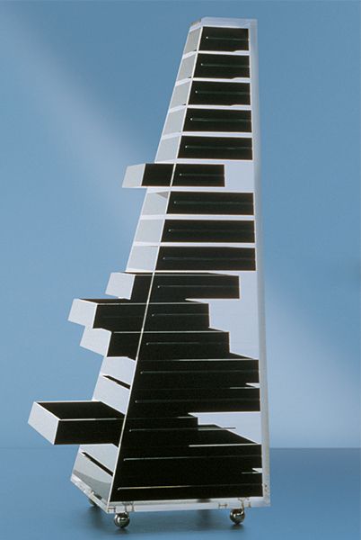 Pyramid - chest of drawers on castors