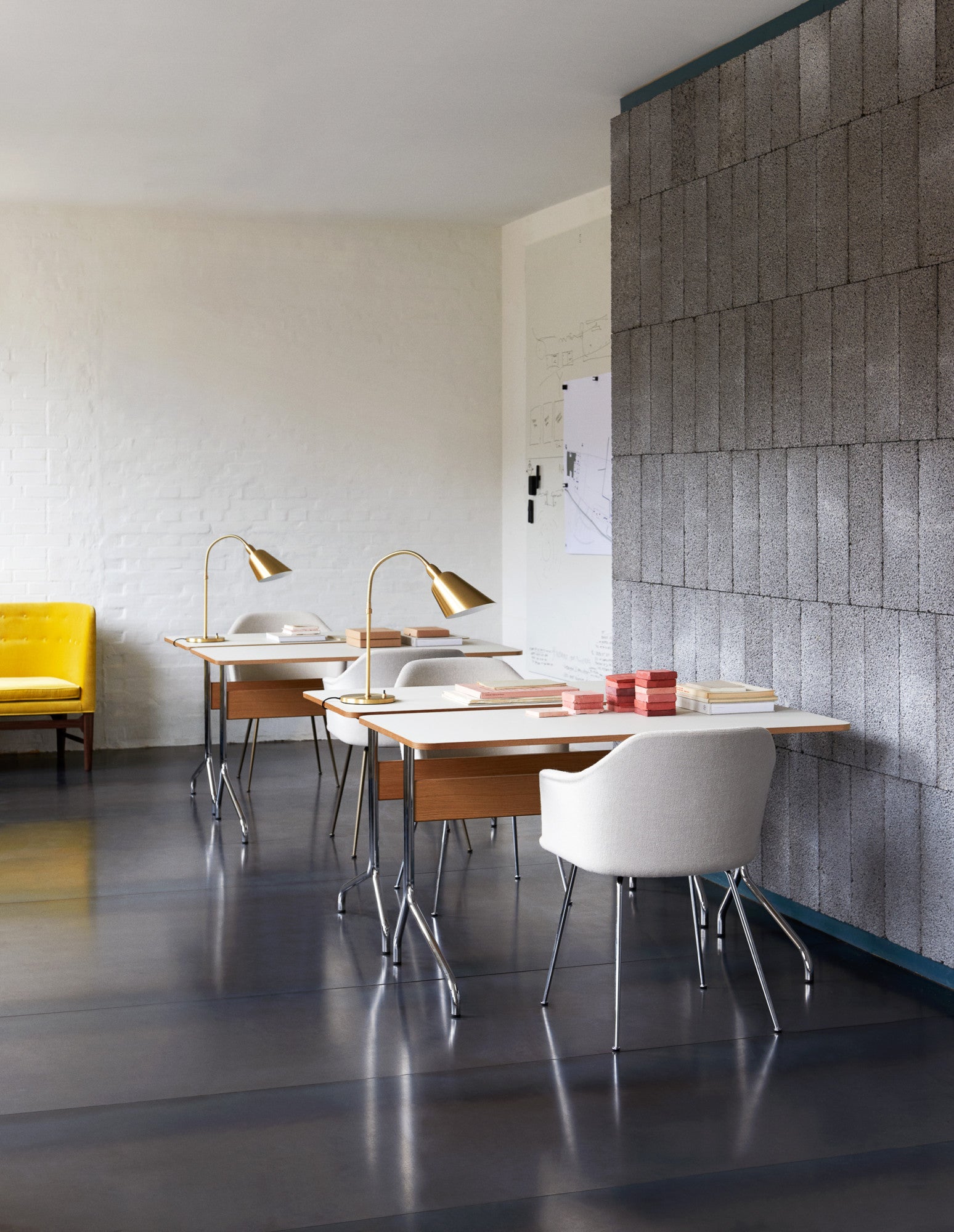 Pavilion AV16 Desk
