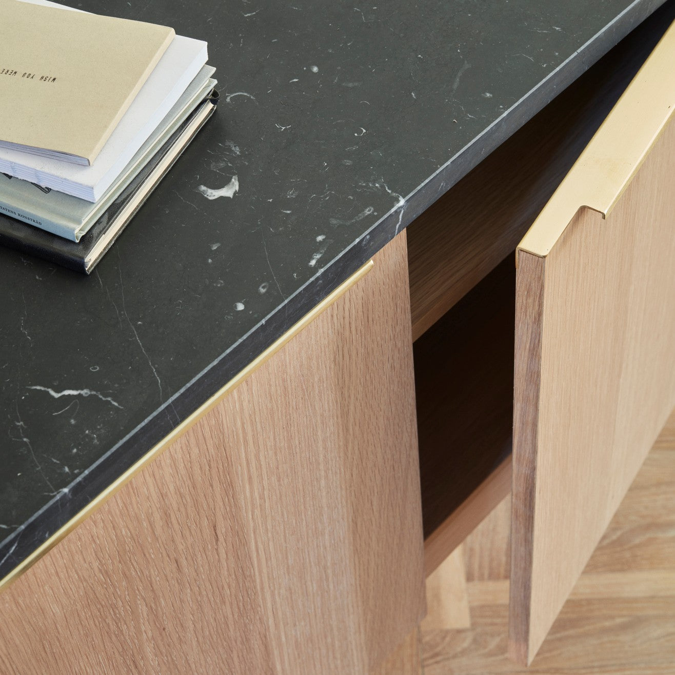 Jut Cabinet Marble / Black