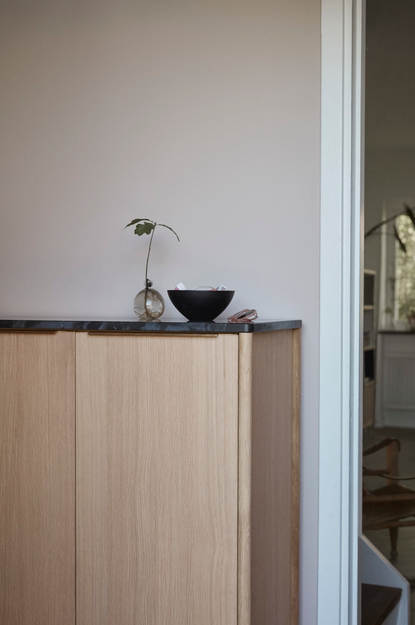 Jut High Cabinet Marble / Black