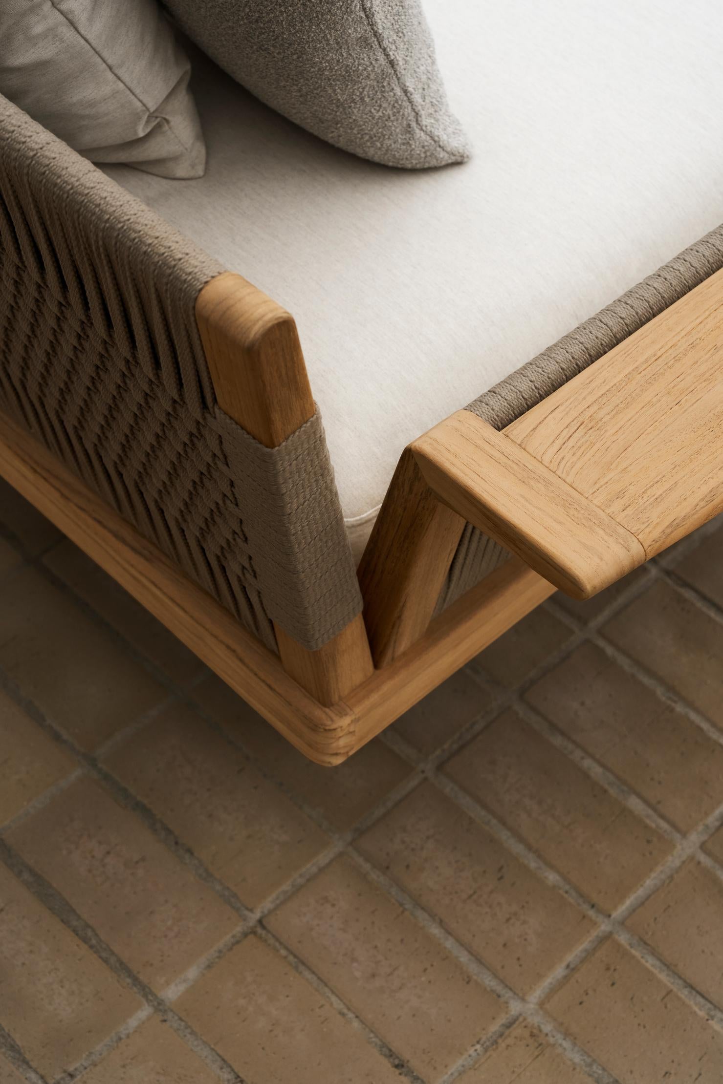 E511 Embrace Outdoor Lounge w. Arm- Teak