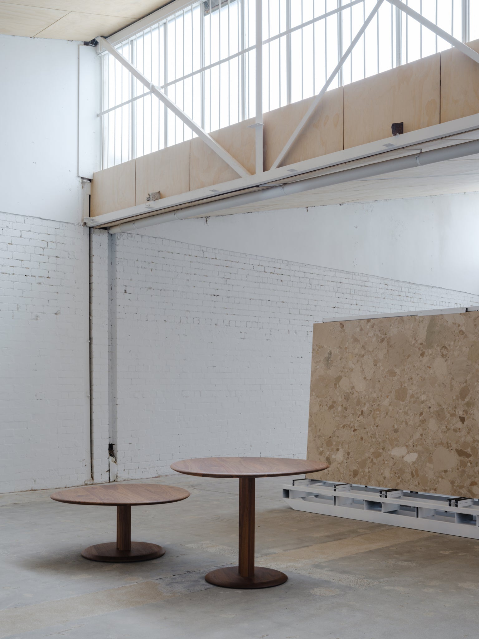 Ayva Bistro Irreg 1055x1125x750h OAK