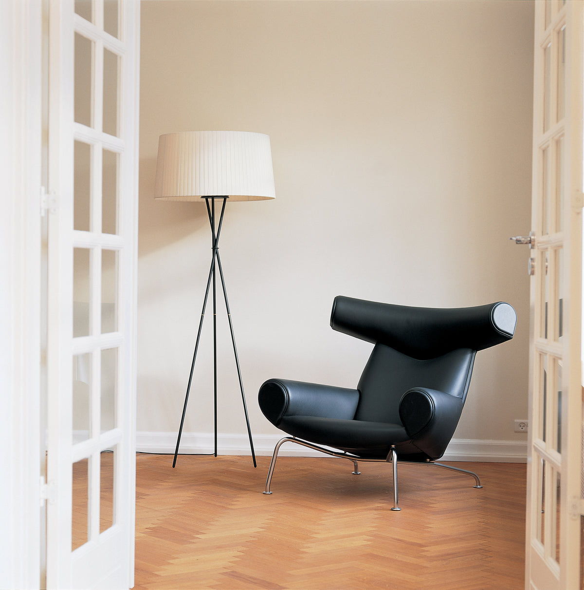 EJ100 Ox Easy Chair