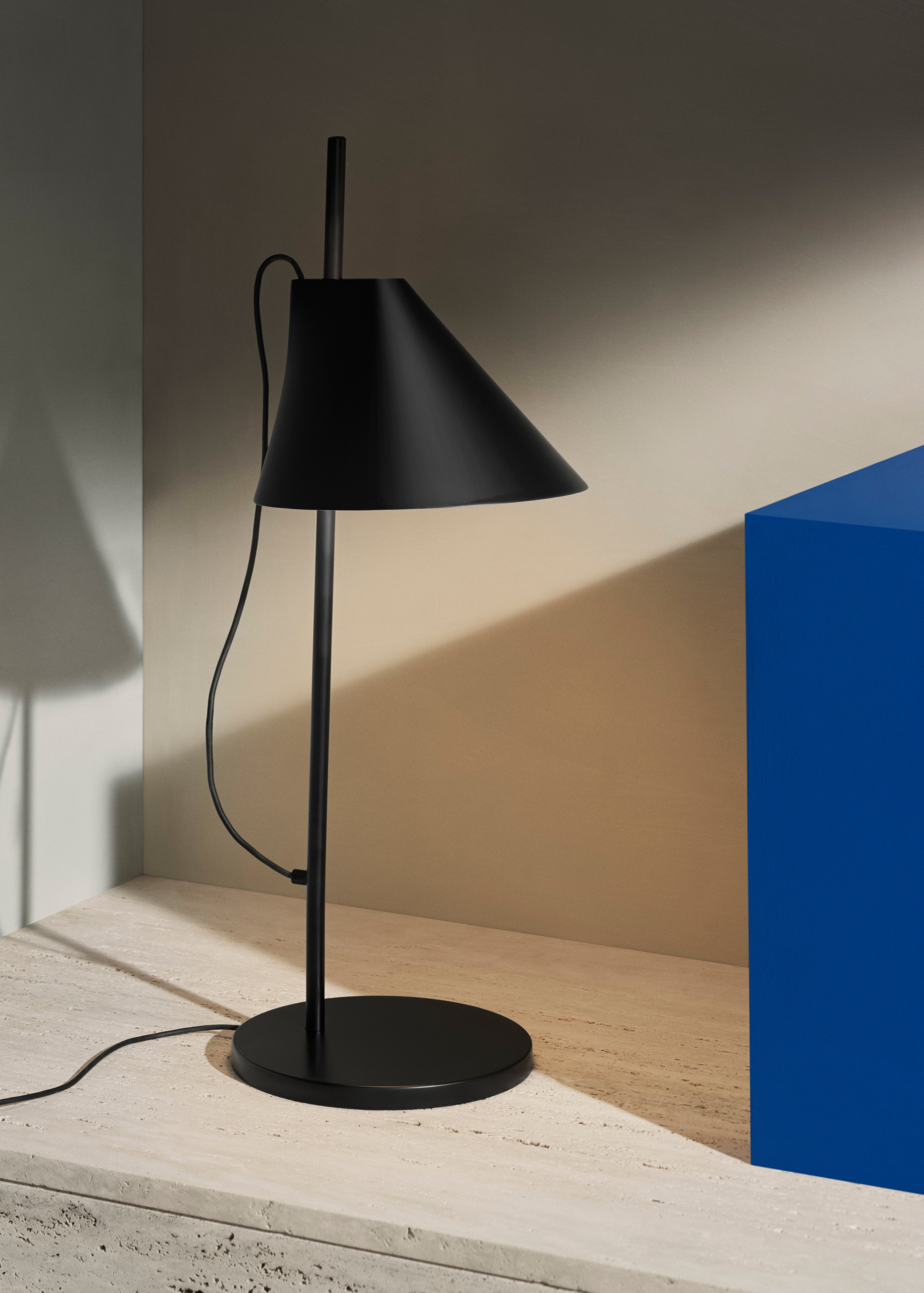 Yuh table lamp