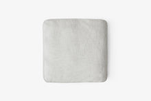Develius Pillow, Medium