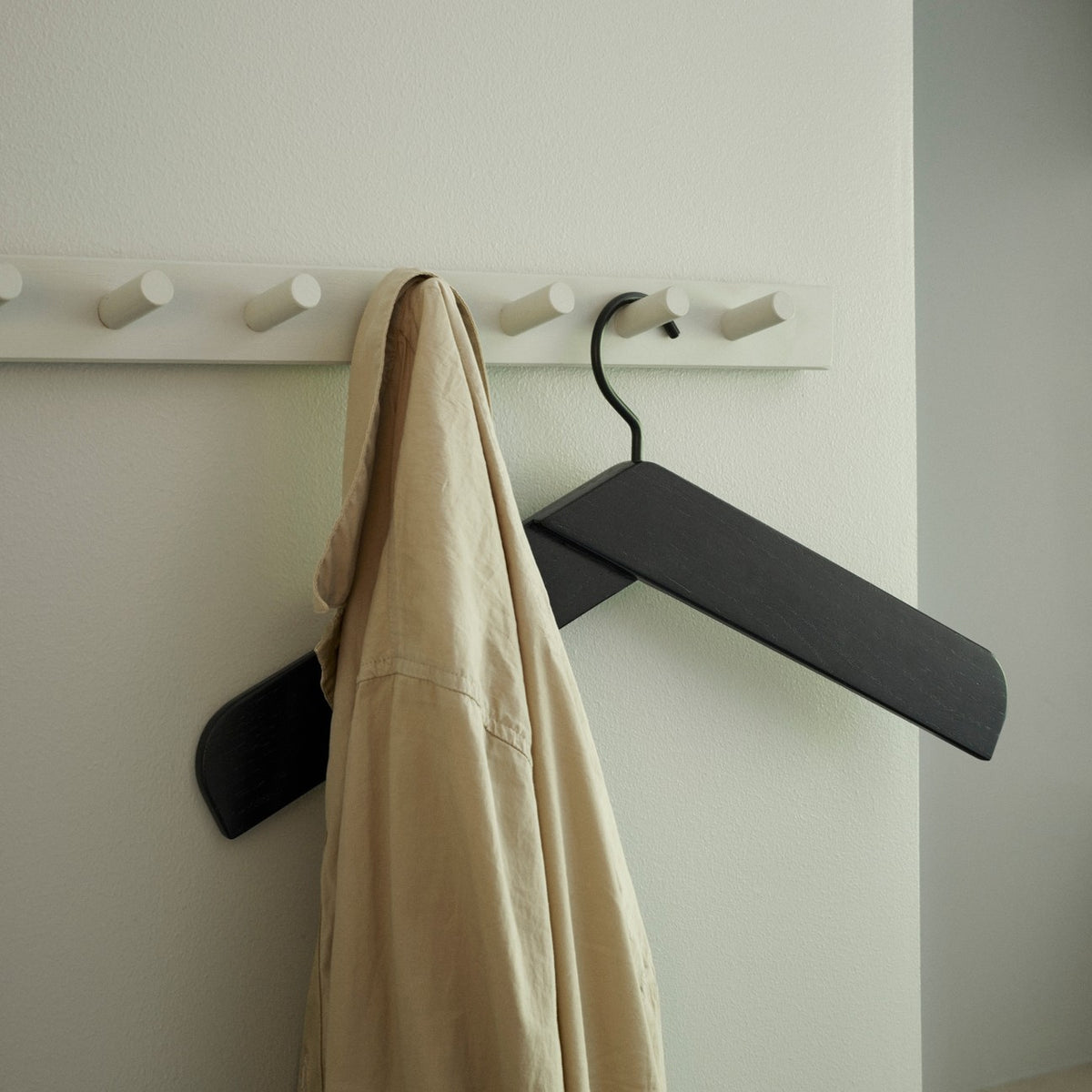 Collar Hanger Oak / Black