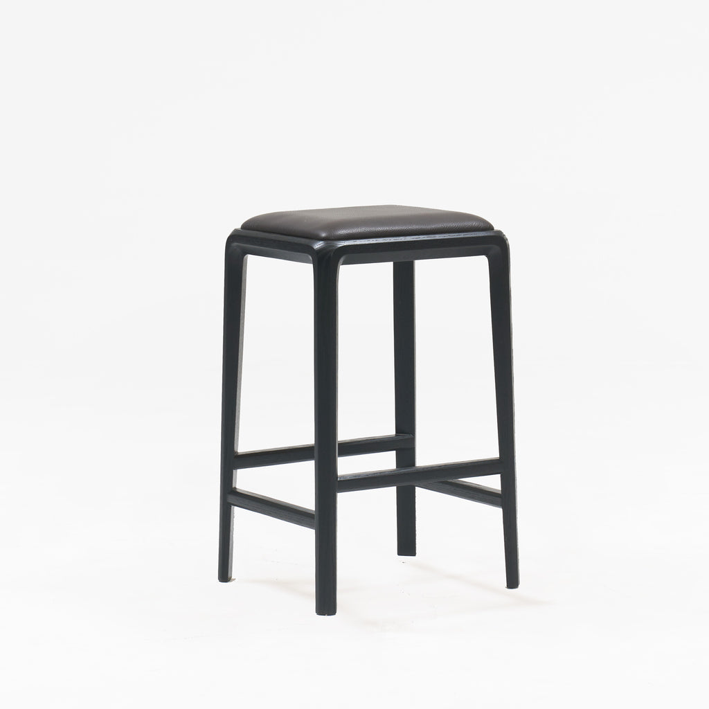 Boardwalk 650 Stool UPH S Black Oak