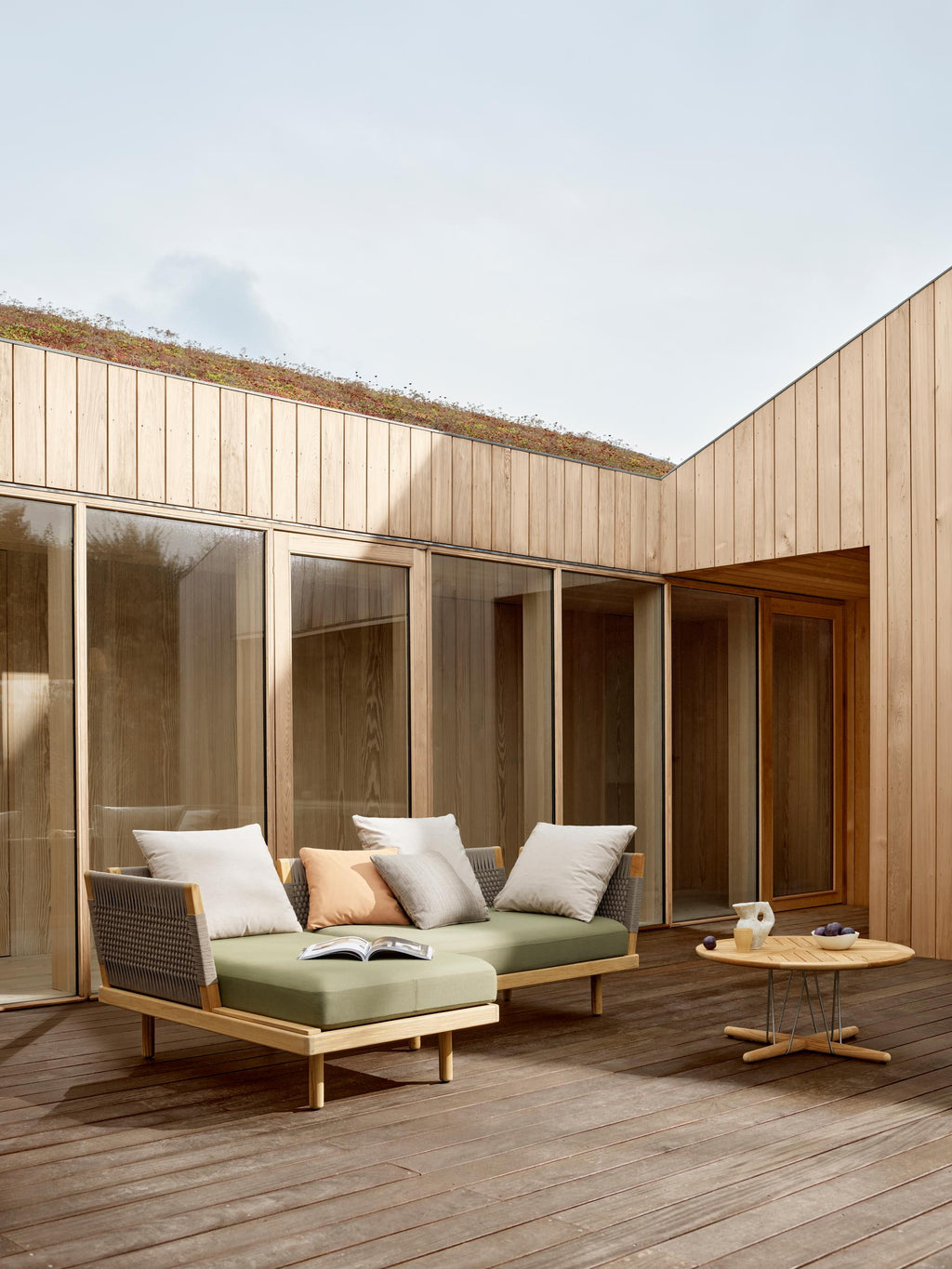 E511 Embrace Outdoor Lounge w. Arm- Teak