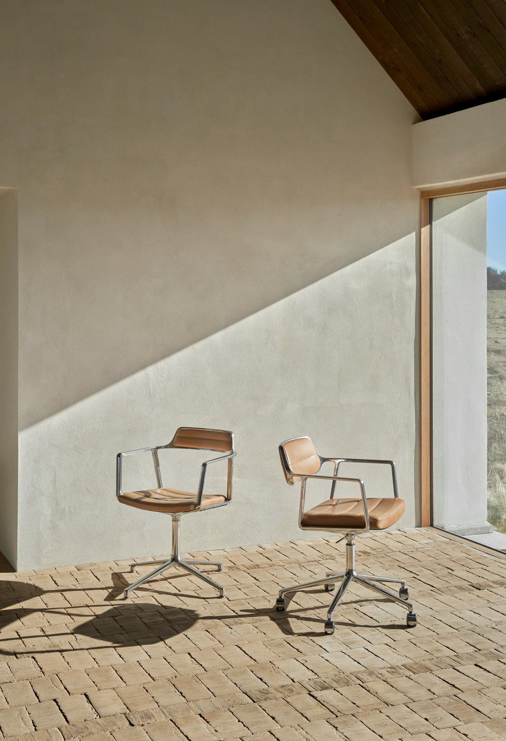 Vipp453+ Swivel Chair