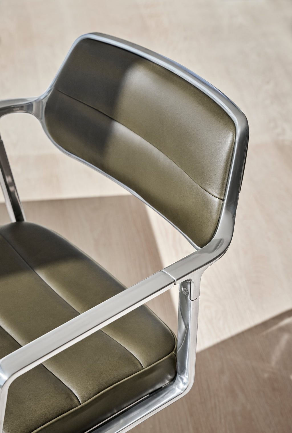 Vipp453+ Swivel Chair