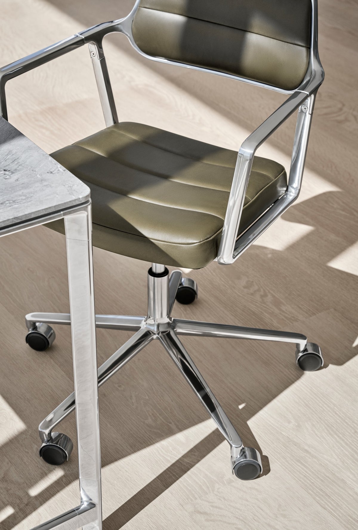 Vipp453+ Swivel Chair